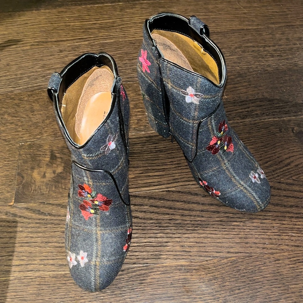 Detail ankle boots